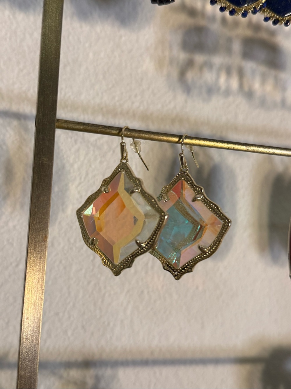 Kendra Scott Kirsten drop earring gold/ dichroic glass